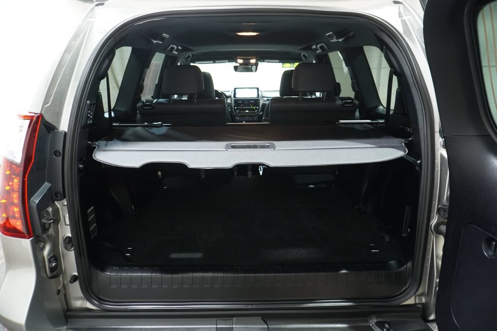 Used 2022 Lexus GX 460 Premium w/ Accessory Package AWD/4WD image 8