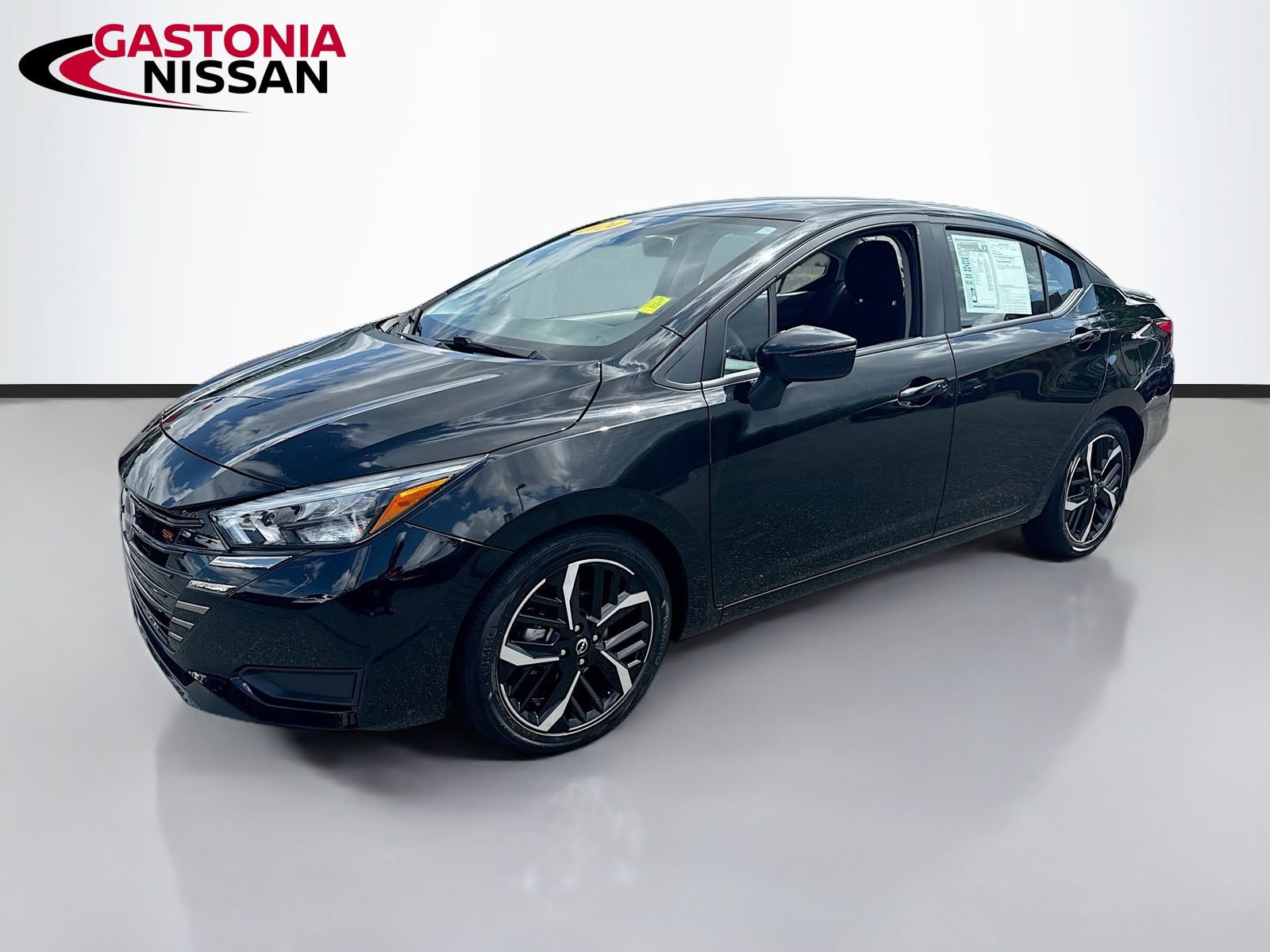 Used 2024 Nissan Versa SR FWD image 3