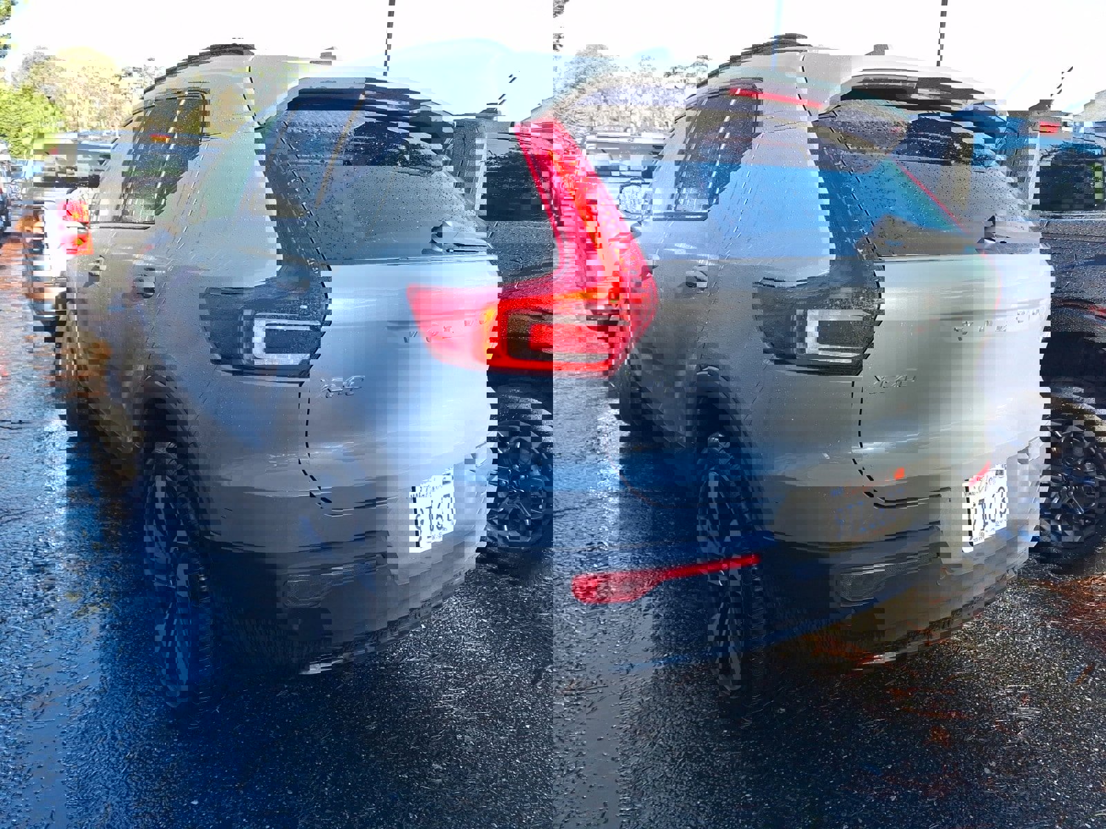 Used 2023 Volvo XC40 B5 Plus image 3