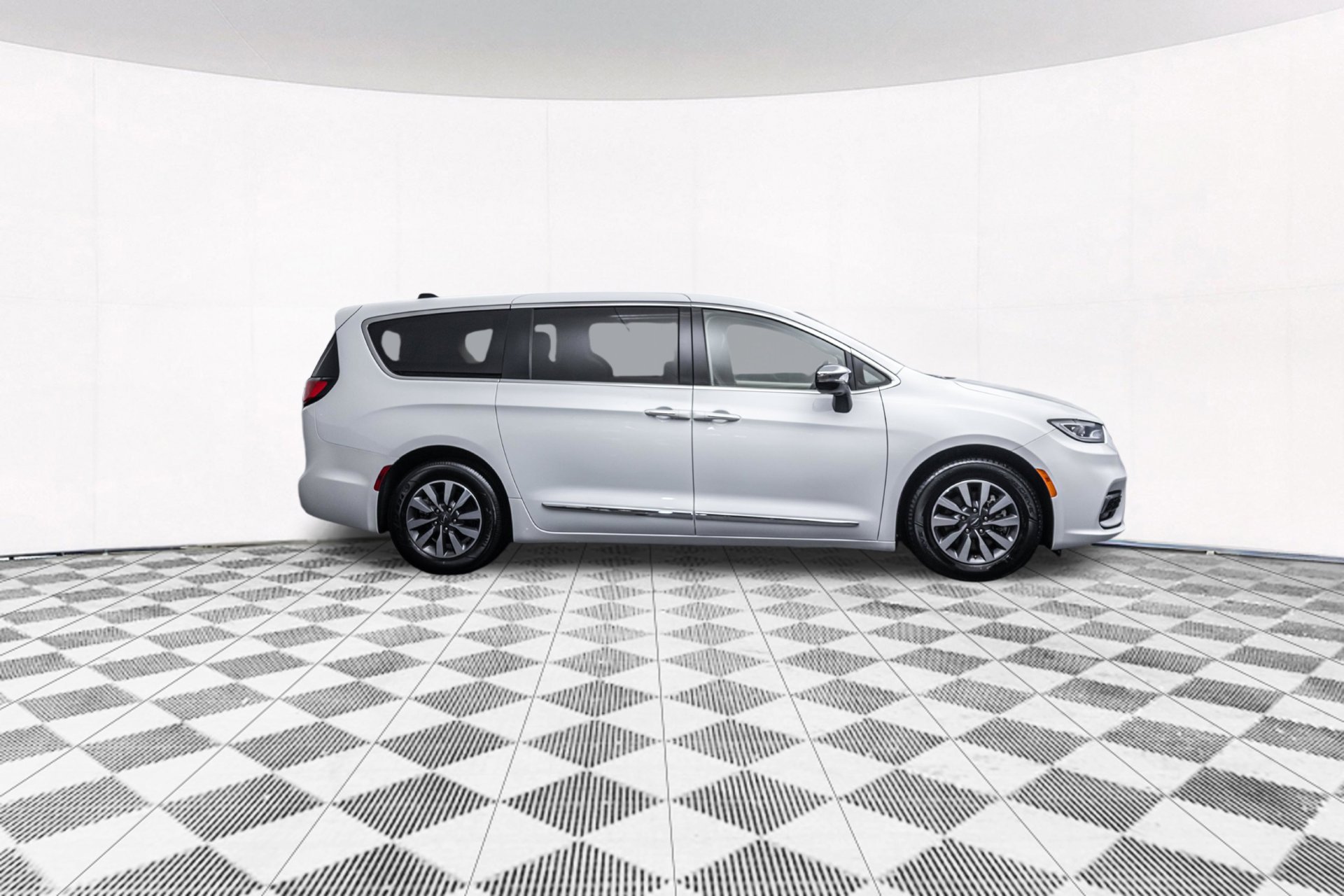 Used 2023 Chrysler Pacifica Limited FWD image 13