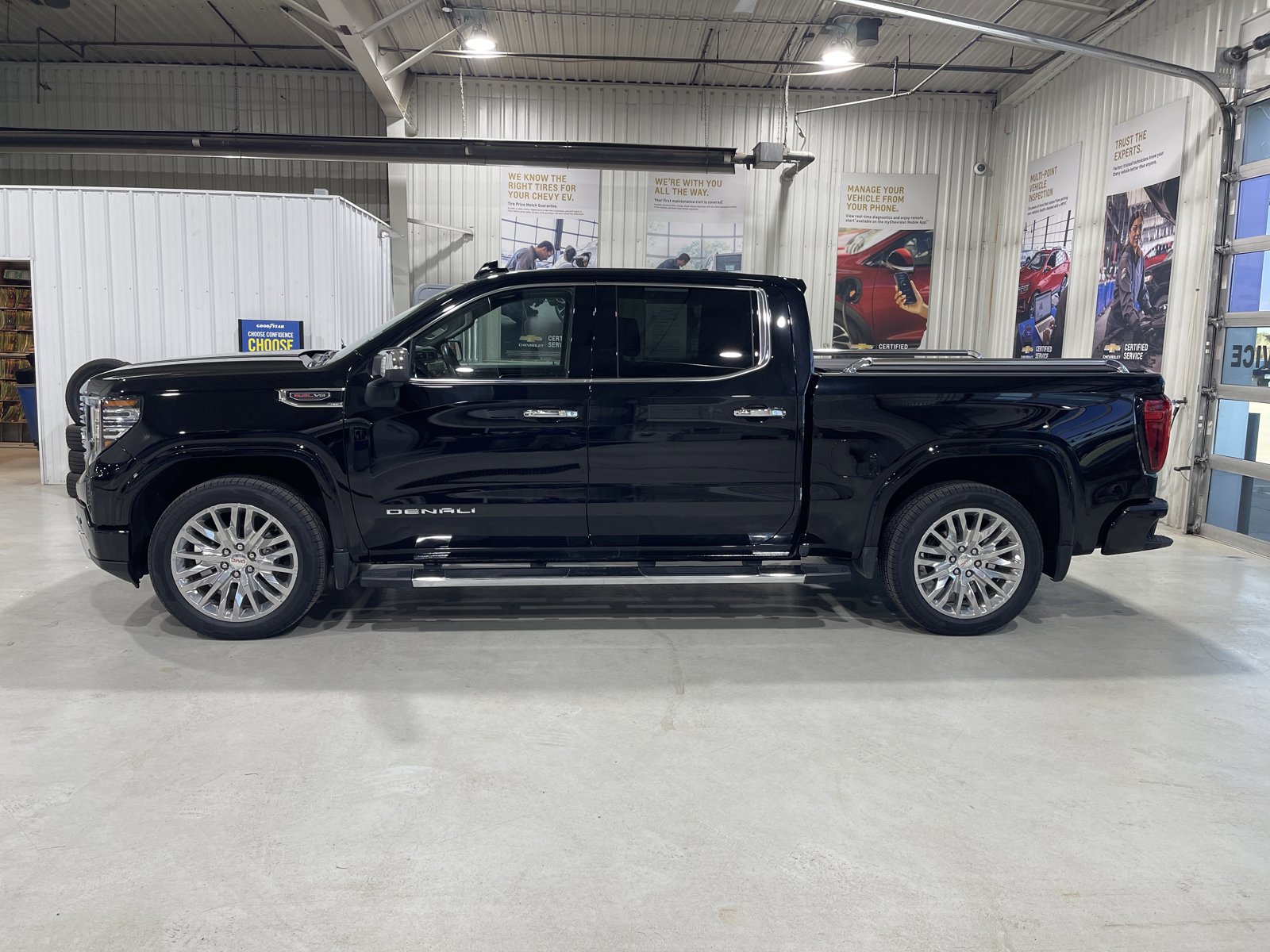 Used 2024 GMC Sierra 1500 Denali w/ Technology Package AWD/4WD image 5