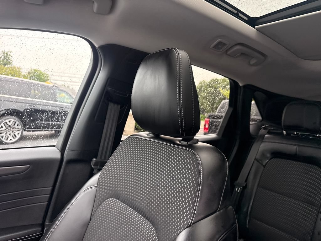 Used 2025 Ford Escape SE FWD image 40