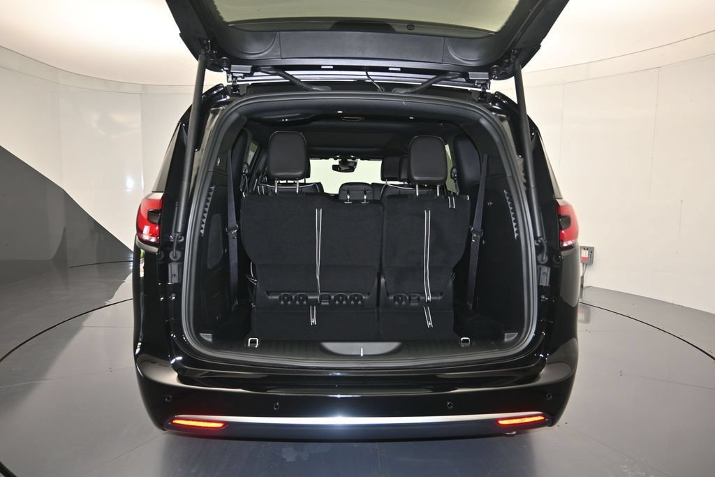 New 2027 Chrysler Pacifica Limited w/ Family Tech Group FWD image 27
