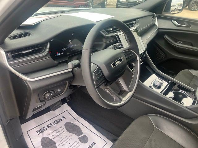 Used 2023 Jeep Grand Cherokee Altitude AWD/4WD image 13