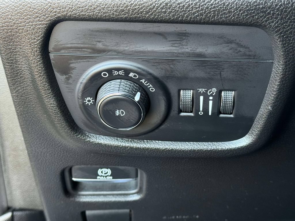Used 2023 Jeep Grand Cherokee L Limited AWD/4WD image 27