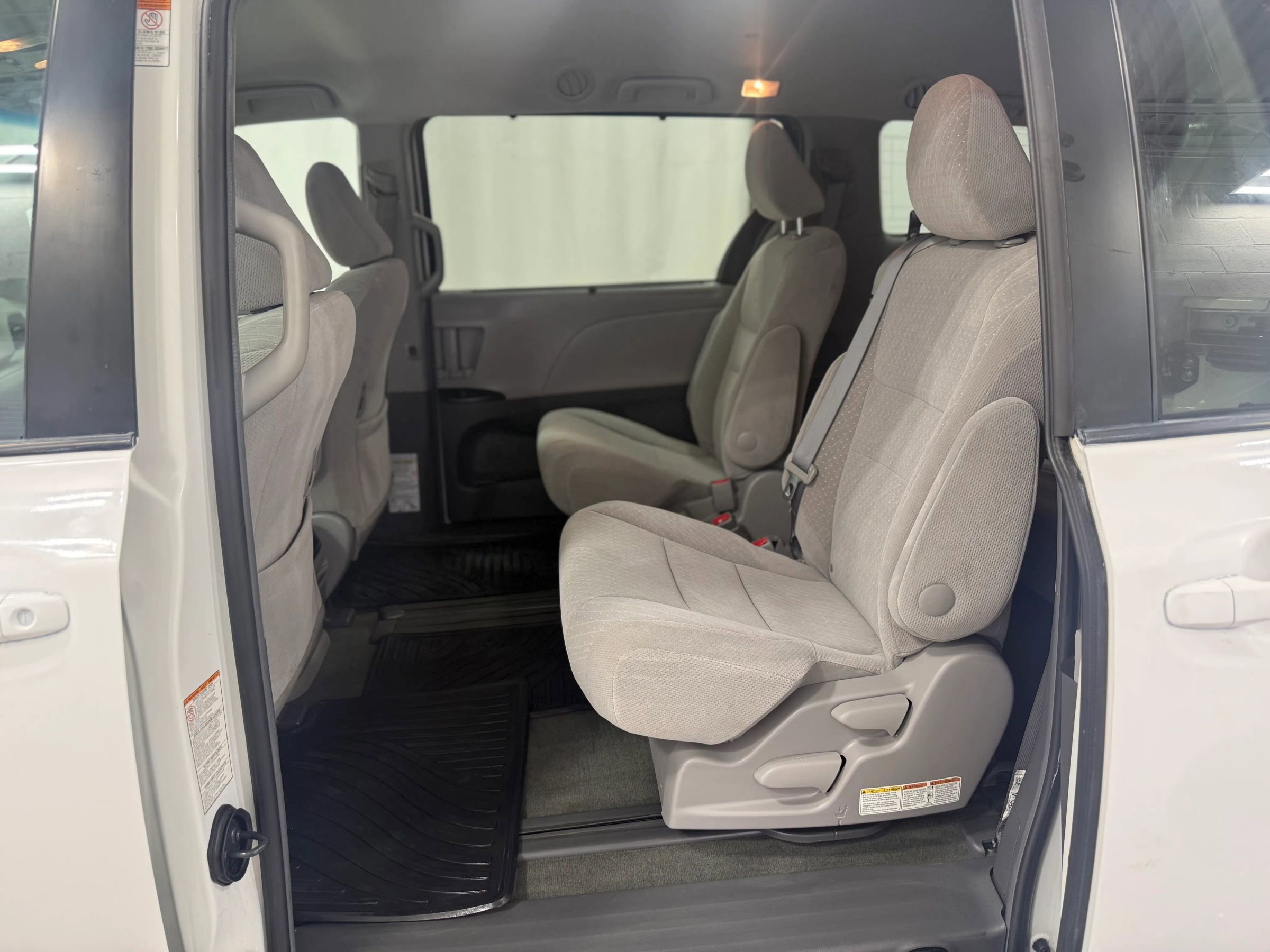 Used 2017 Toyota Sienna LE image 28