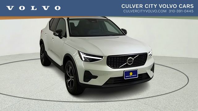 New 2026 Volvo XC40 B5 Core w/ Climate Package