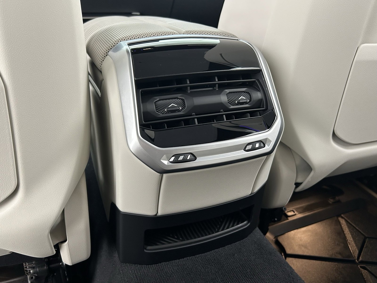 Used 2025 BMW 760i xDrive w/ Premium Package image 34