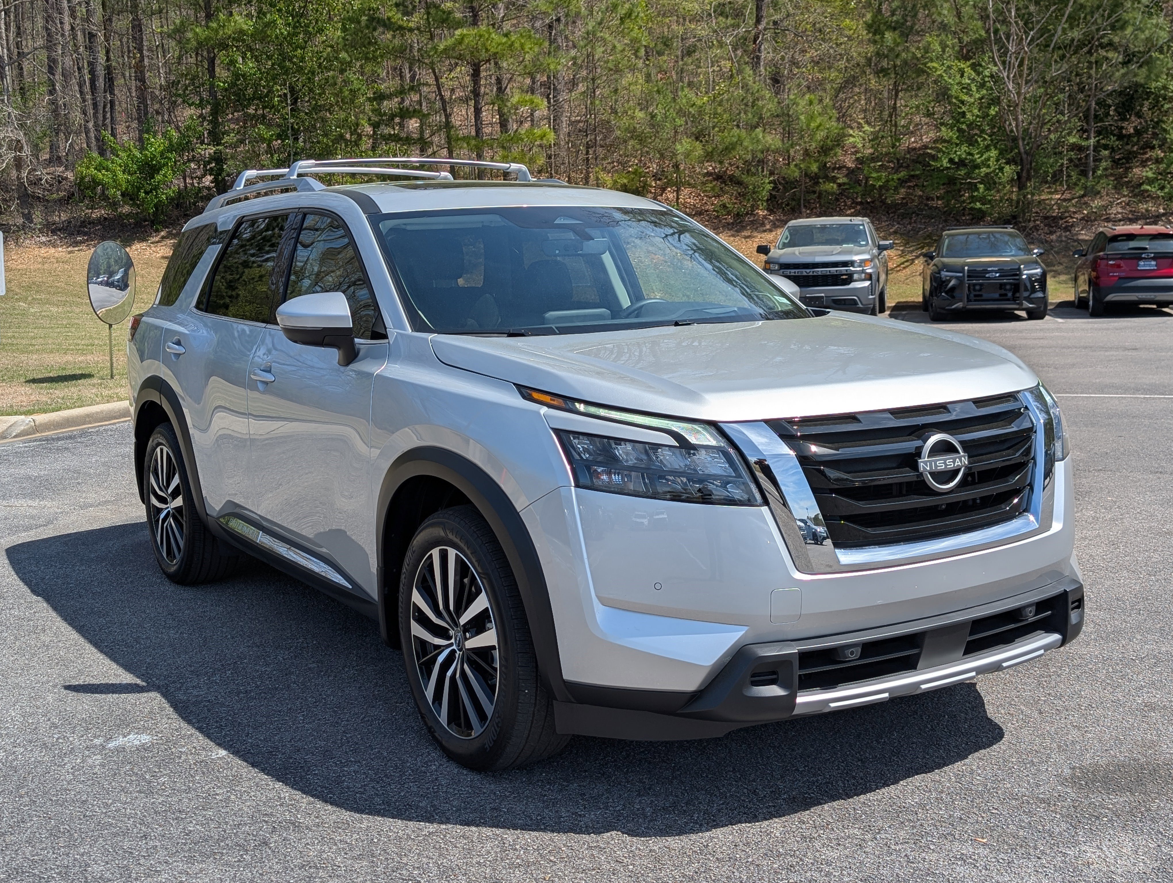 Used 2025 Nissan Pathfinder Platinum FWD image 11