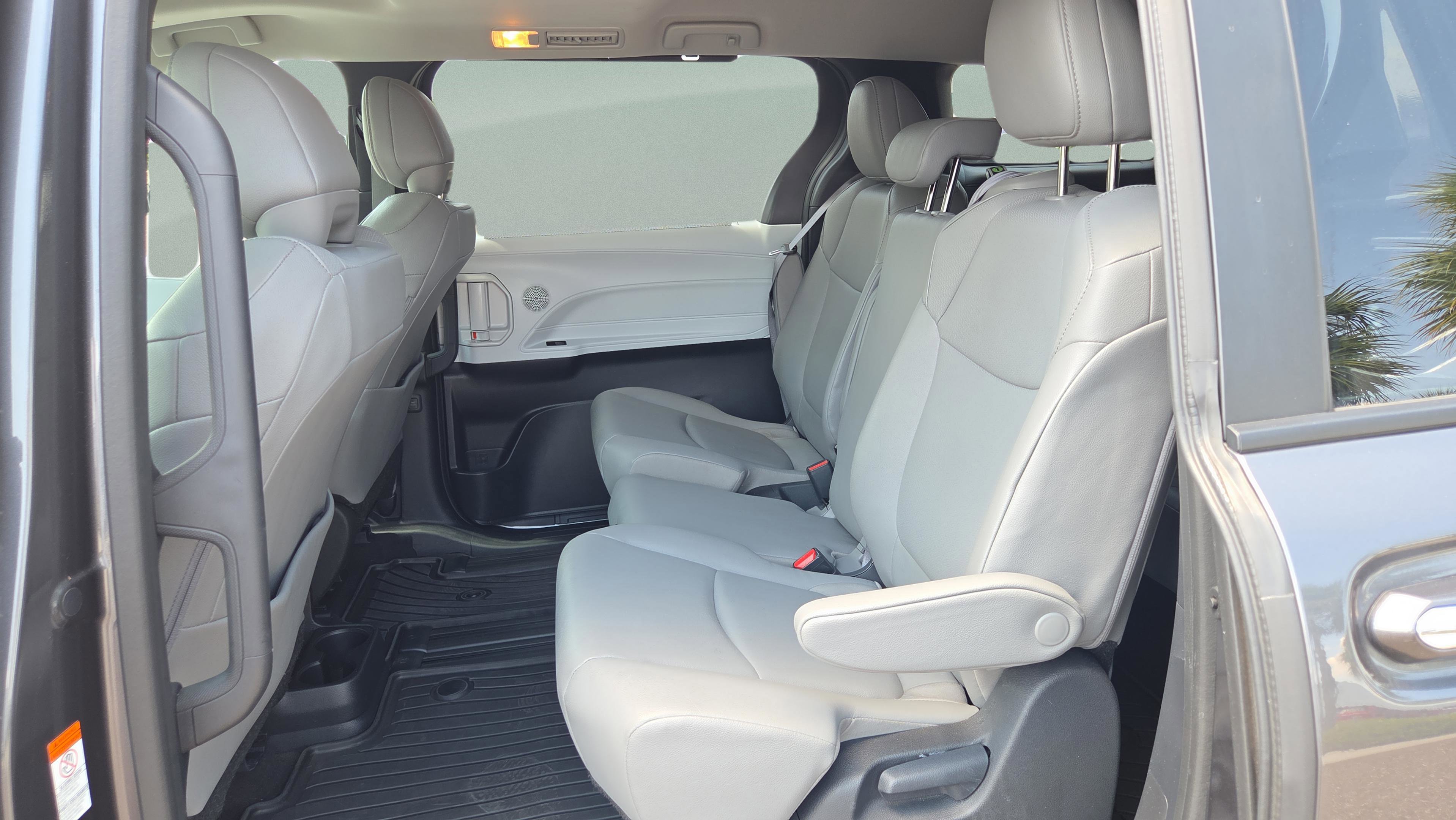 Used 2025 Toyota Sienna XLE image 27