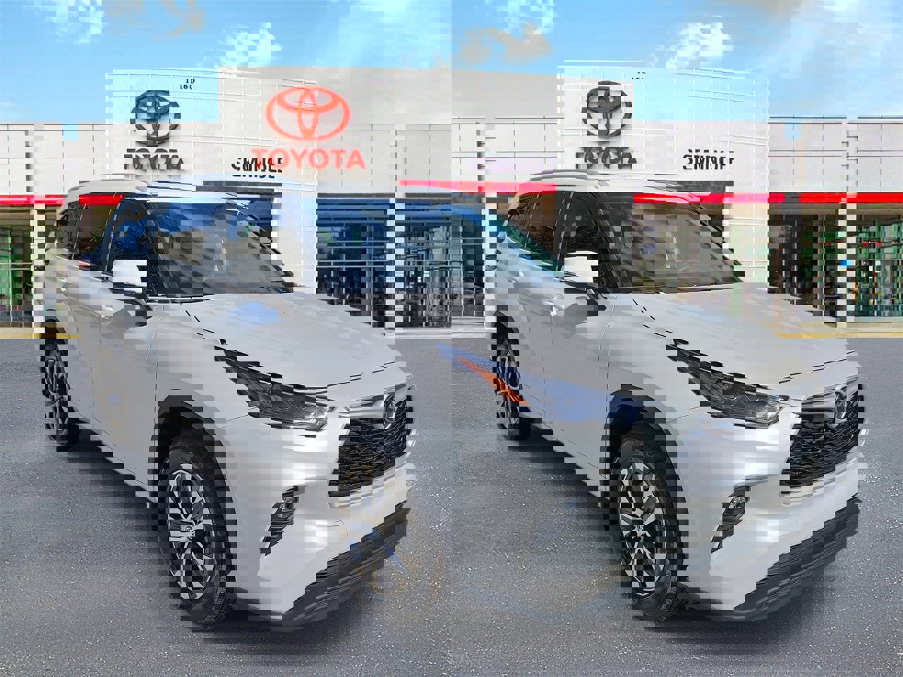 Used 2024 Toyota Highlander LE image 2