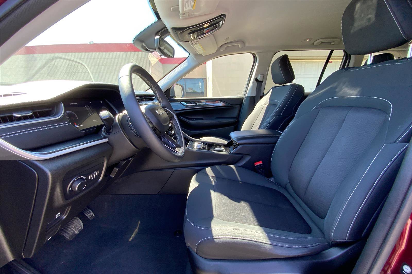 Used 2023 Jeep Grand Cherokee Laredo AWD/4WD image 10