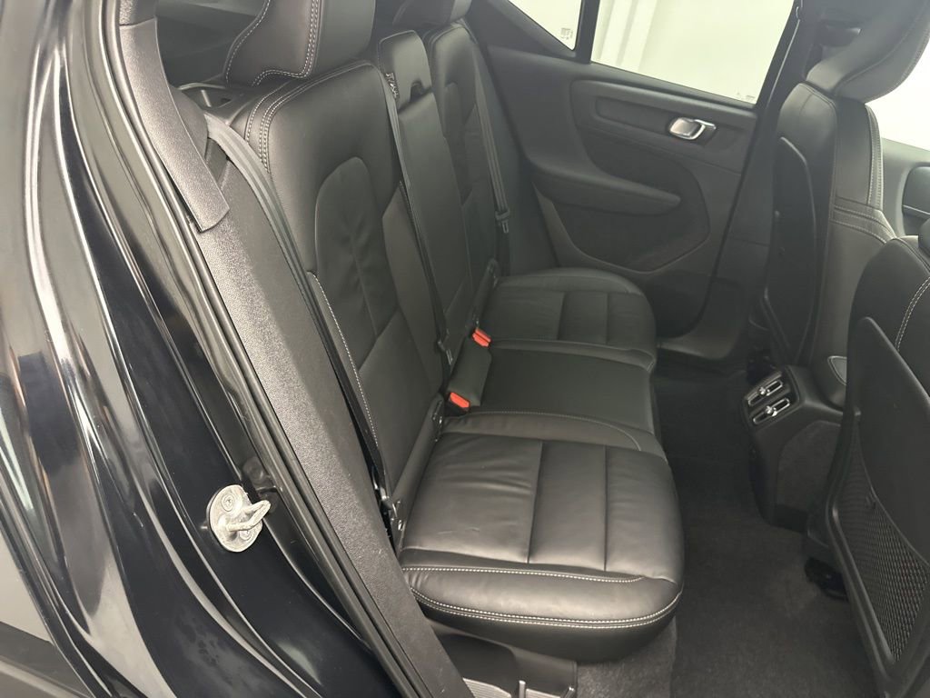 Used 2023 Volvo XC40 B5 Core image 11