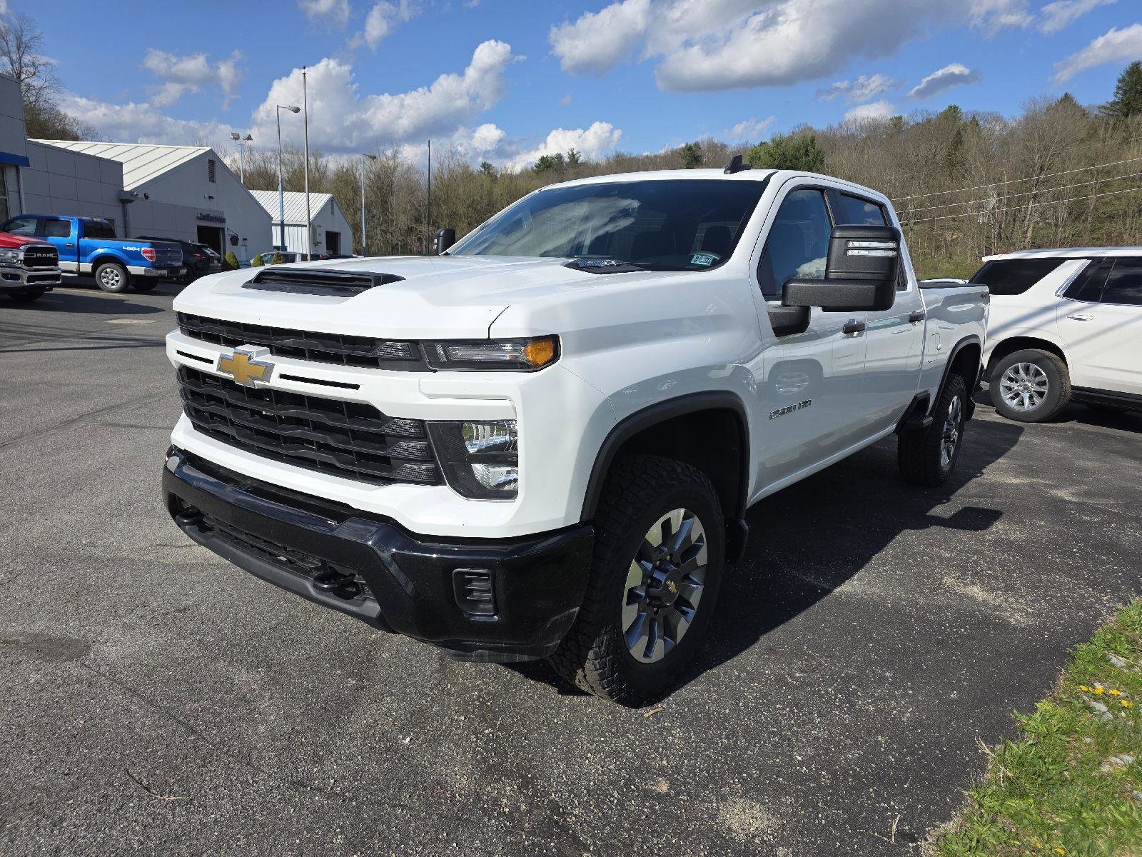 Used 2024 Chevrolet Silverado 2500 Custom w/ Custom Value Package image 3