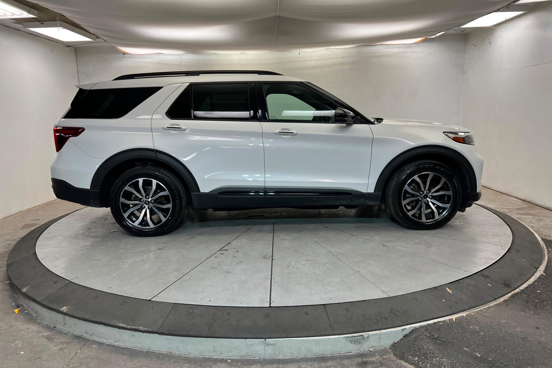Used 2020 Ford Explorer ST w/ Premium Technology Package image 6