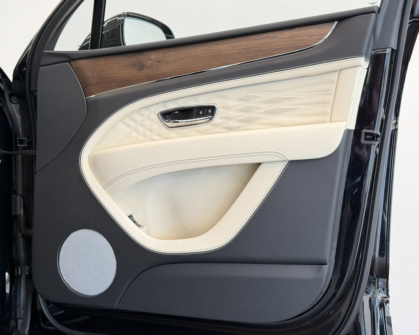 New 2026 Bentley Bentayga Extended Wheelbase AWD/4WD image 34