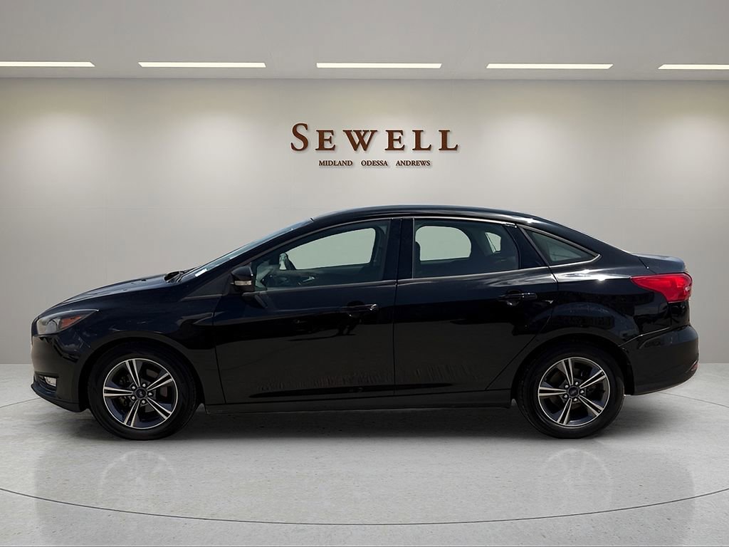 Used 2018 Ford Focus SE w/ SE Appearance Package FWD image 2