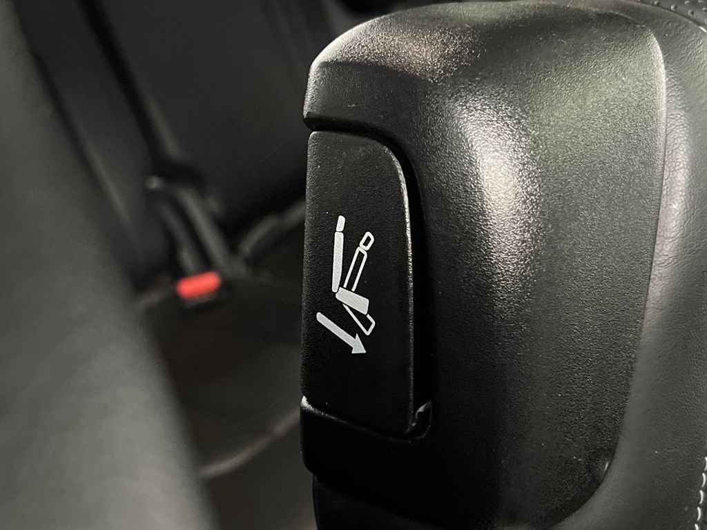 Used 2025 Chrysler Pacifica Limited image 24