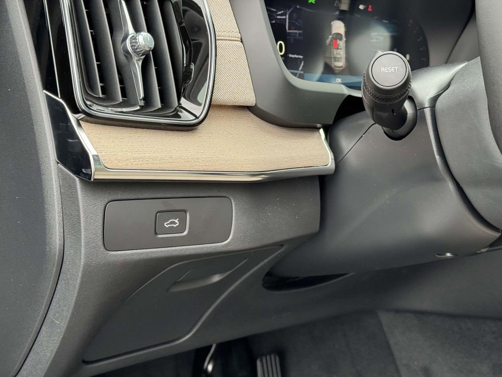 New 2026 Volvo XC90 B6 Plus w/ Protection Package Premier AWD/4WD image 8