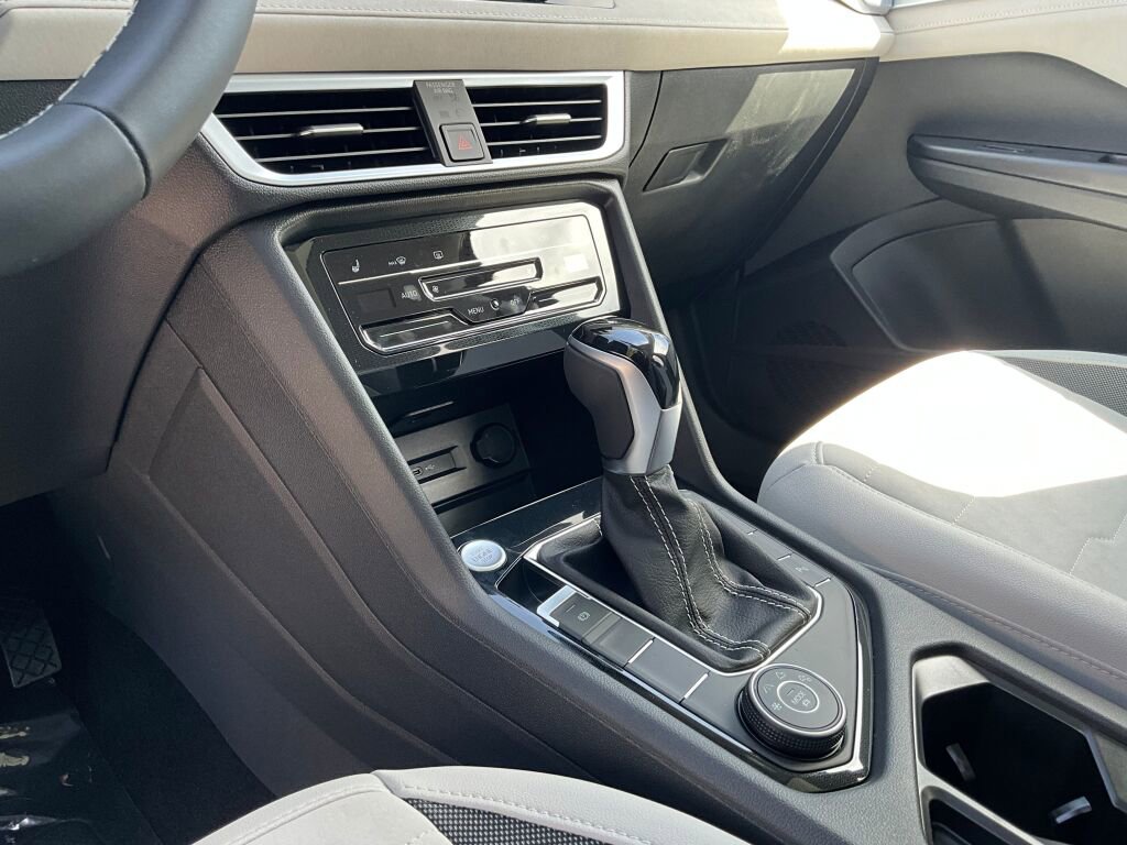 New 2025 Volkswagen Taos SE image 18
