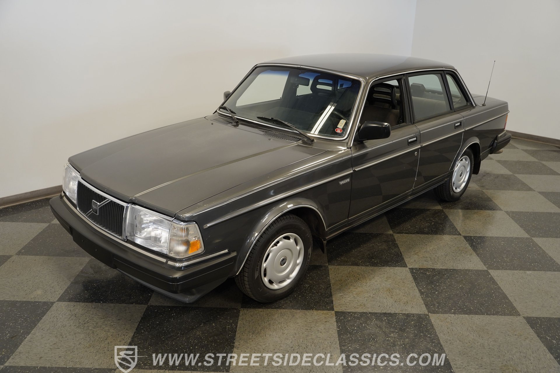 Used 1988 Volvo 240 Sedan RWD image 20