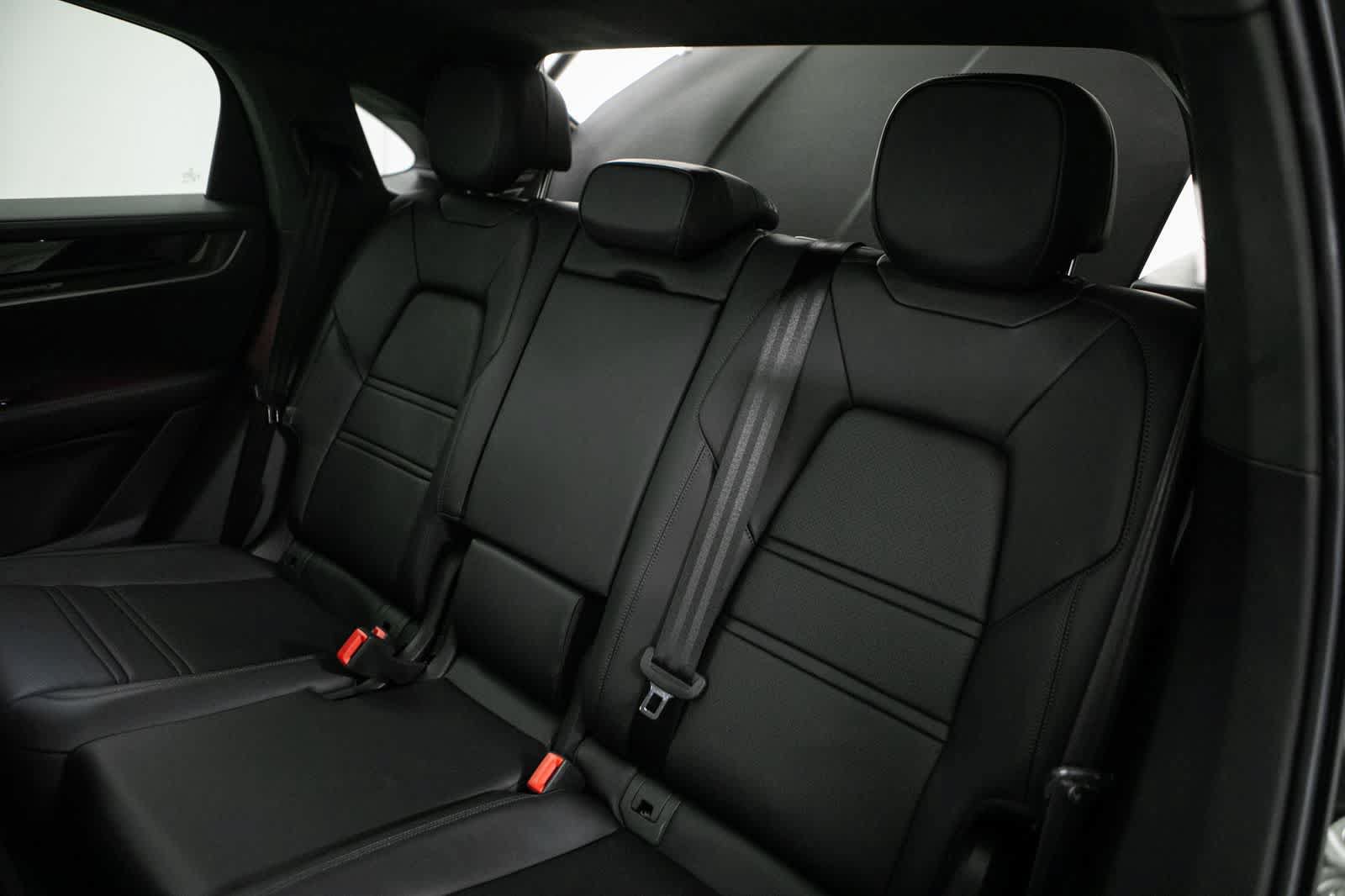 Certified 2025 Porsche Cayenne Turbo AWD/4WD image 38