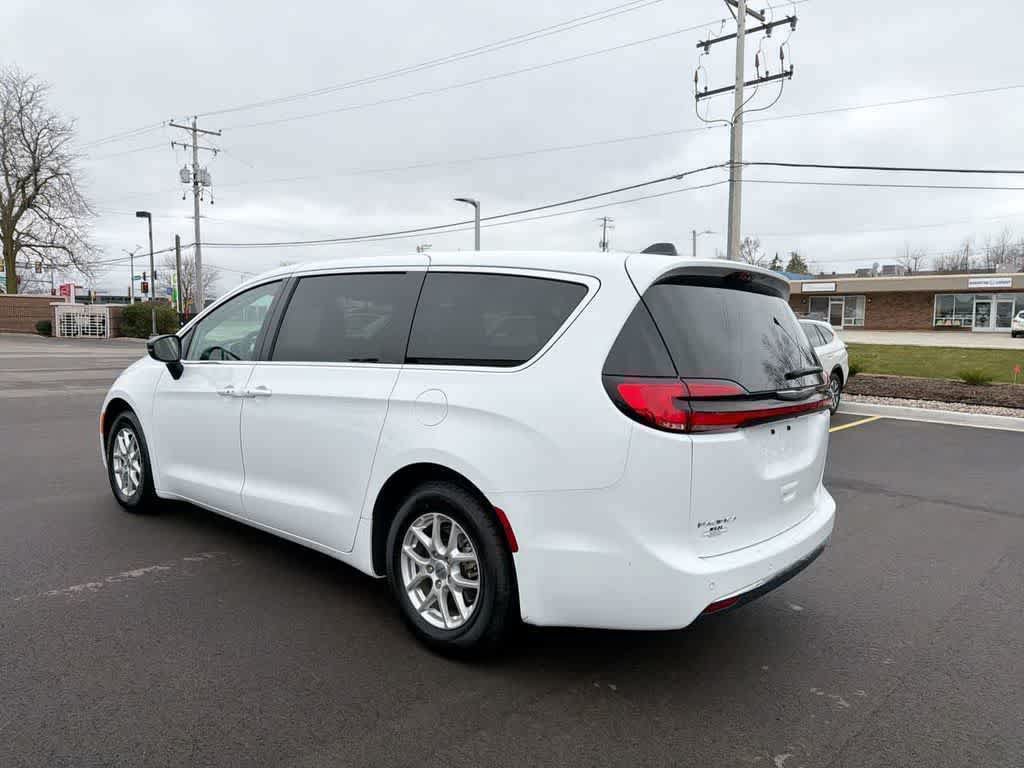 Used 2024 Chrysler Pacifica Touring-L FWD image 11