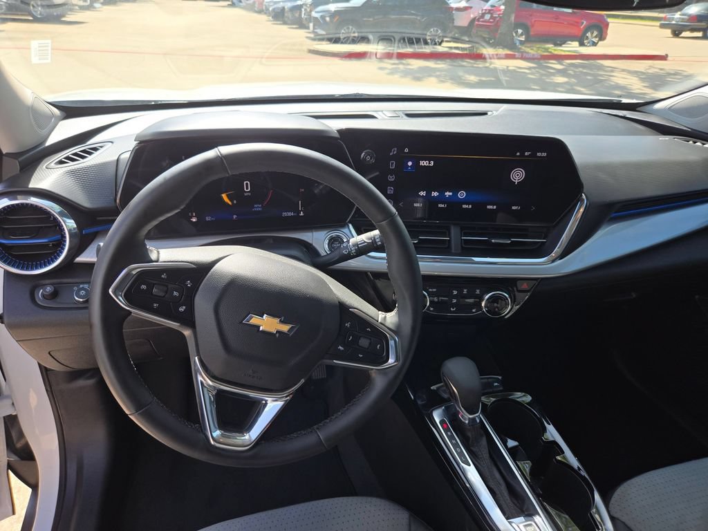 Used 2025 Chevrolet Trax LT w/ LT Convenience Package FWD image 17