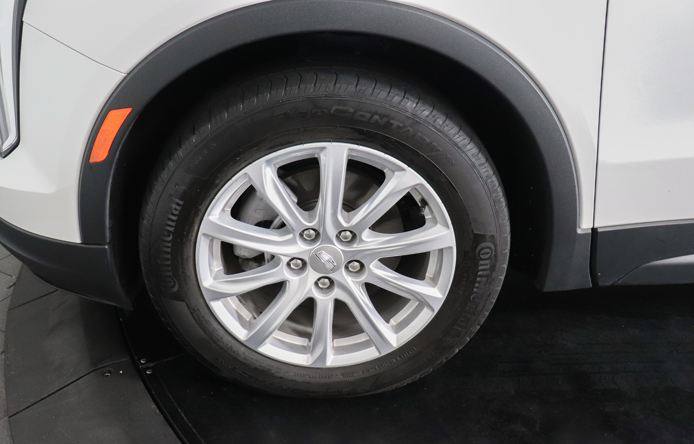 Used 2023 Cadillac XT4 Luxury w/ Cold Weather Package AWD/4WD image 9