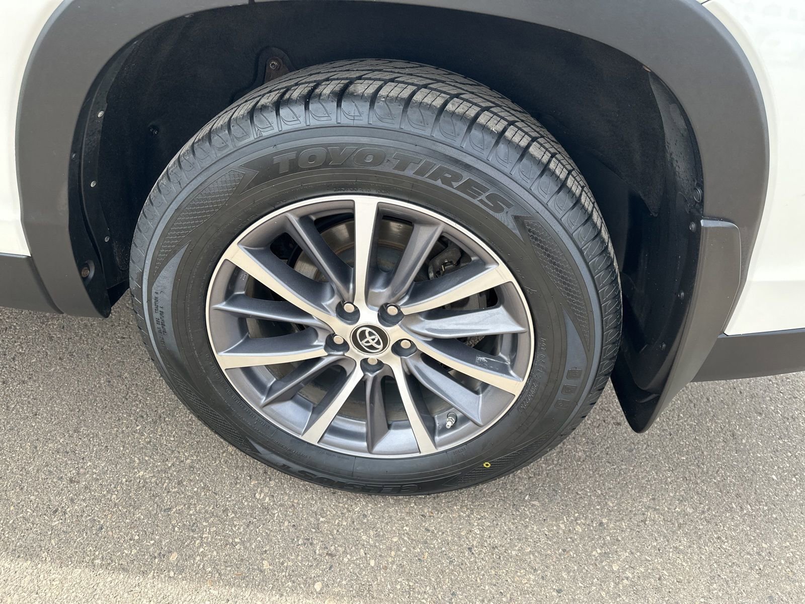 Used 2019 Toyota Highlander XLE AWD/4WD image 9