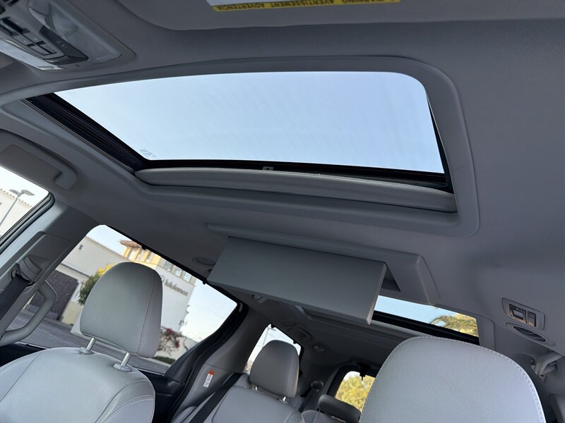 Used 2015 Toyota Sienna Limited Premium FWD image 26