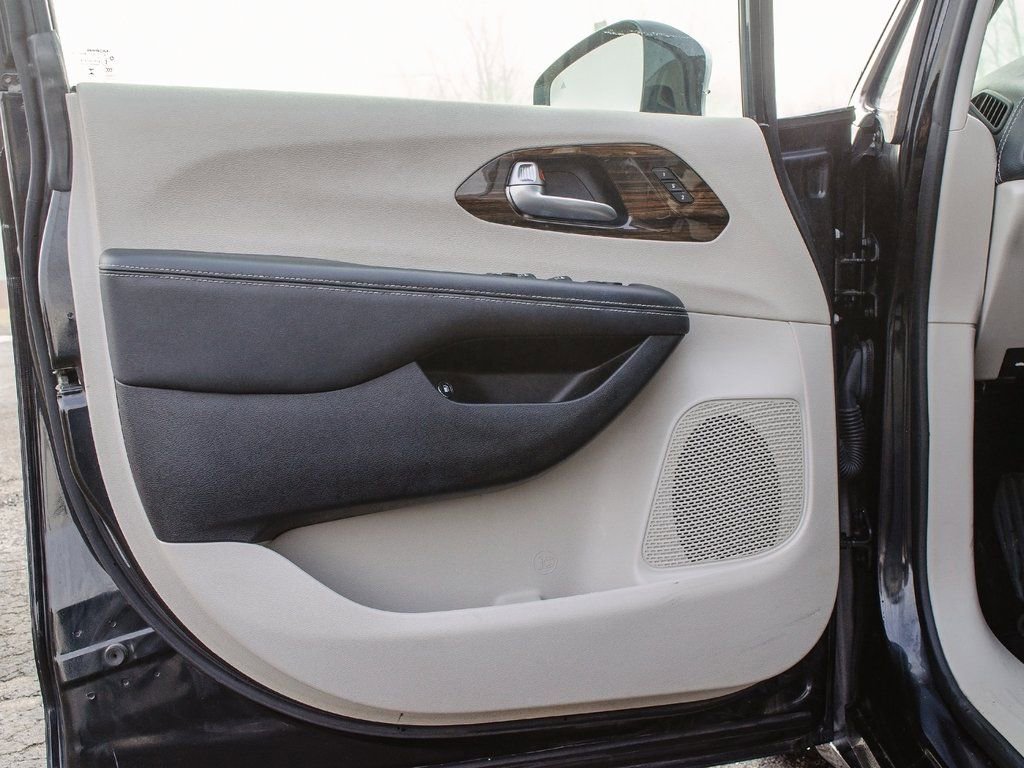 Used 2023 Chrysler Pacifica Limited image 27
