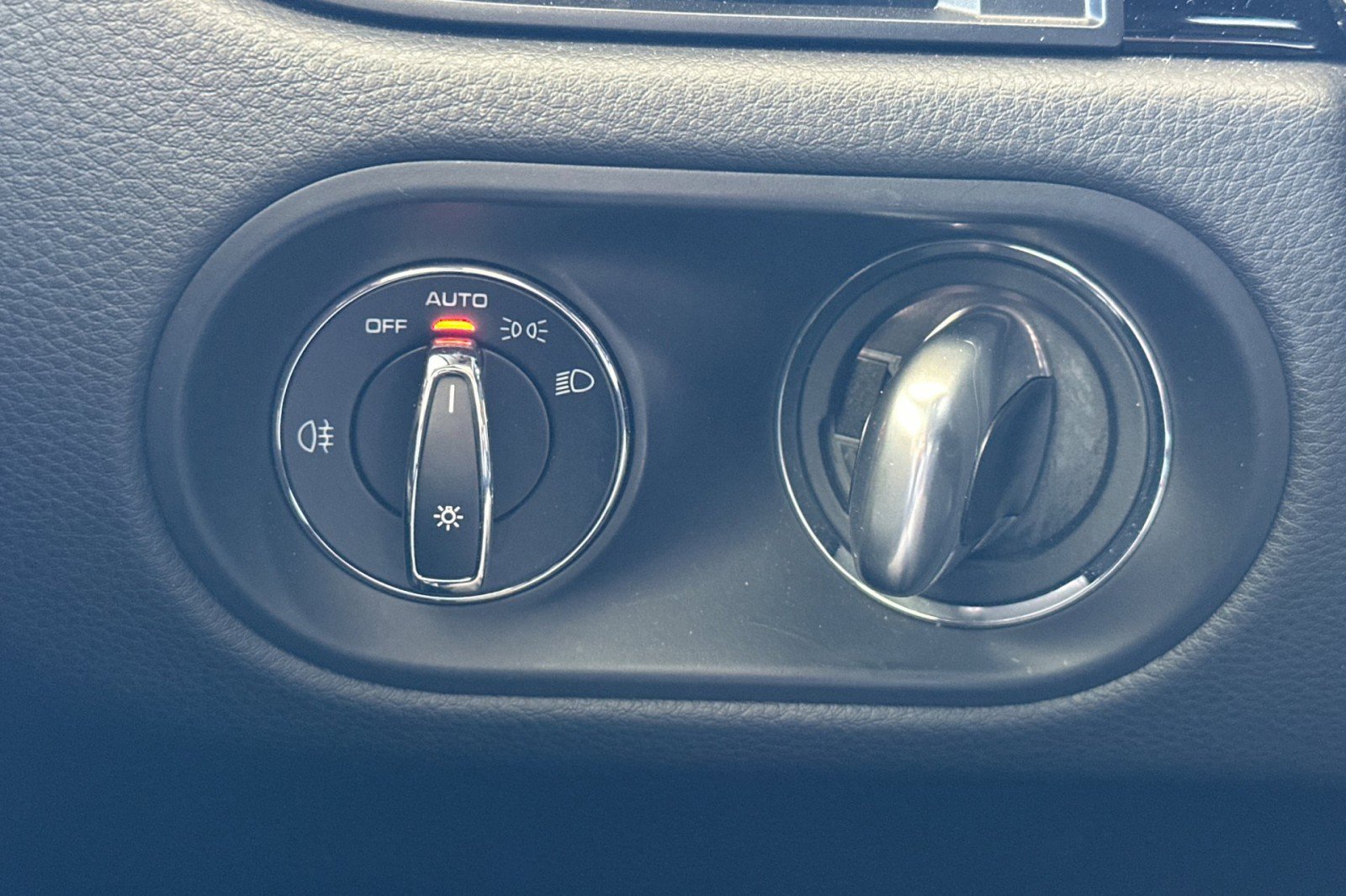 Certified 2023 Porsche Macan AWD/4WD image 23