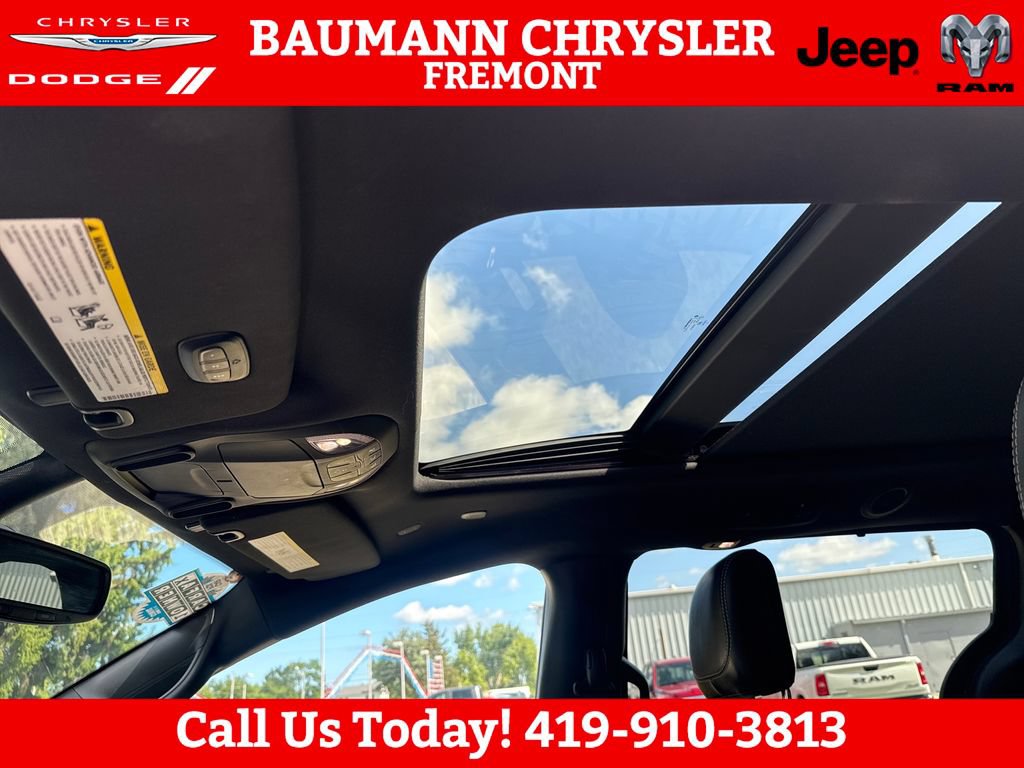 Used 2025 Chrysler Pacifica Limited FWD image 17