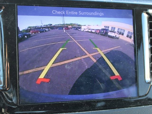 Used 2017 Chrysler Pacifica Touring-L w/ Tire & Wheel Group FWD image 11