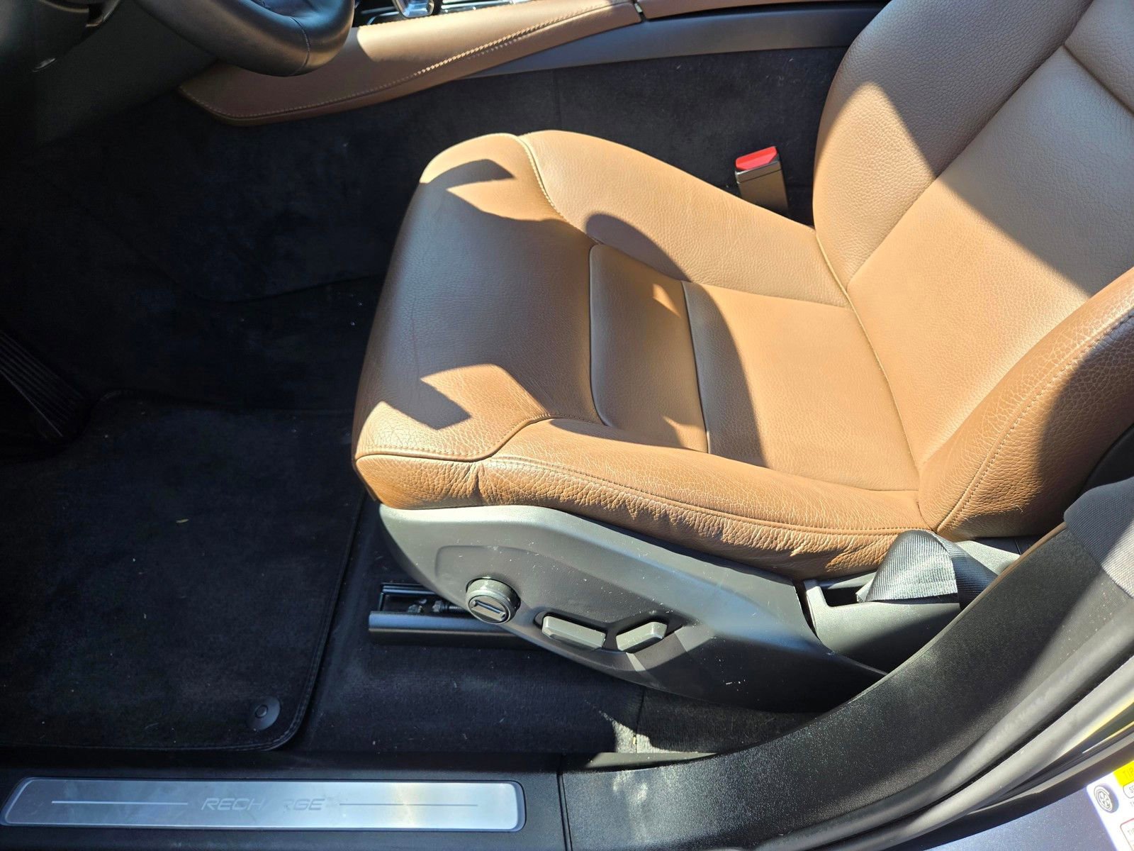 Certified 2024 Volvo XC90 T8 Plus AWD/4WD image 9