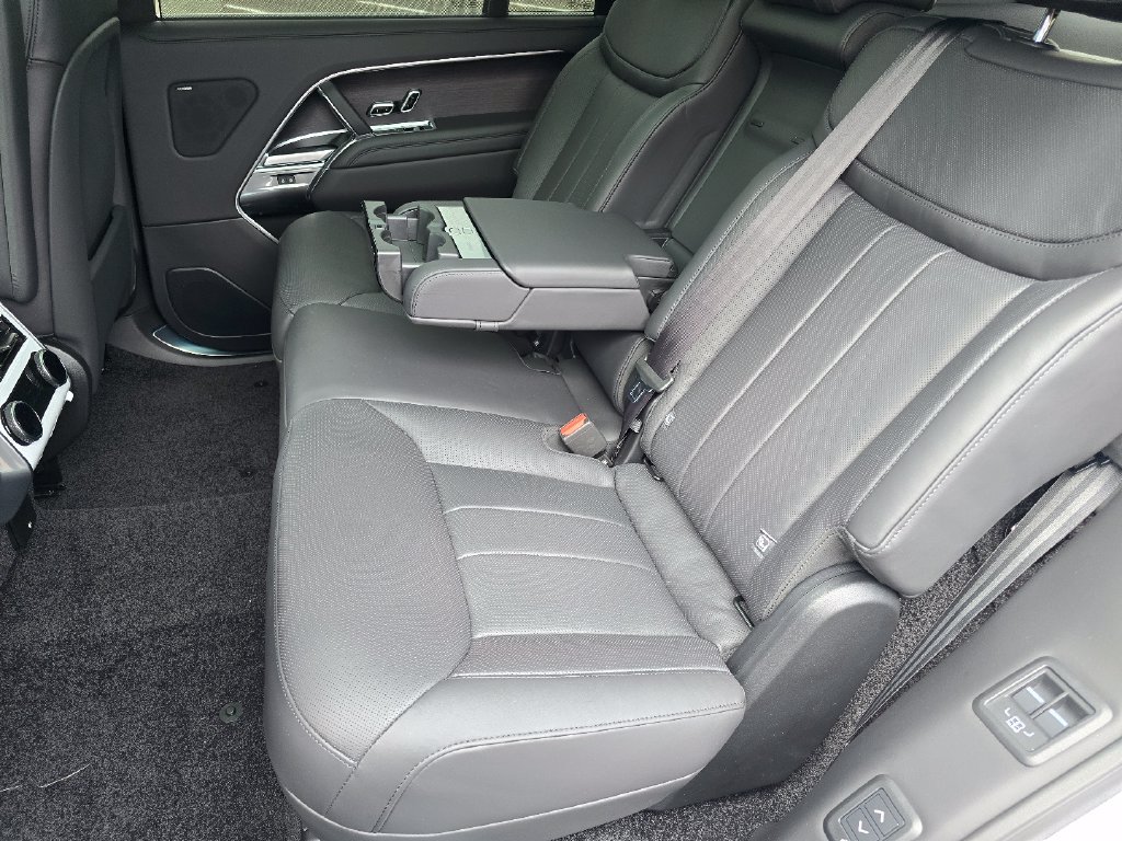 New 2026 Land Rover Range Rover Long Wheelbase SE AWD/4WD image 38