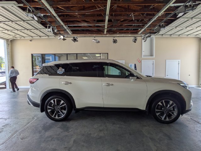 Used 2023 INFINITI QX60 Luxe w/ Vision Package AWD/4WD image 3