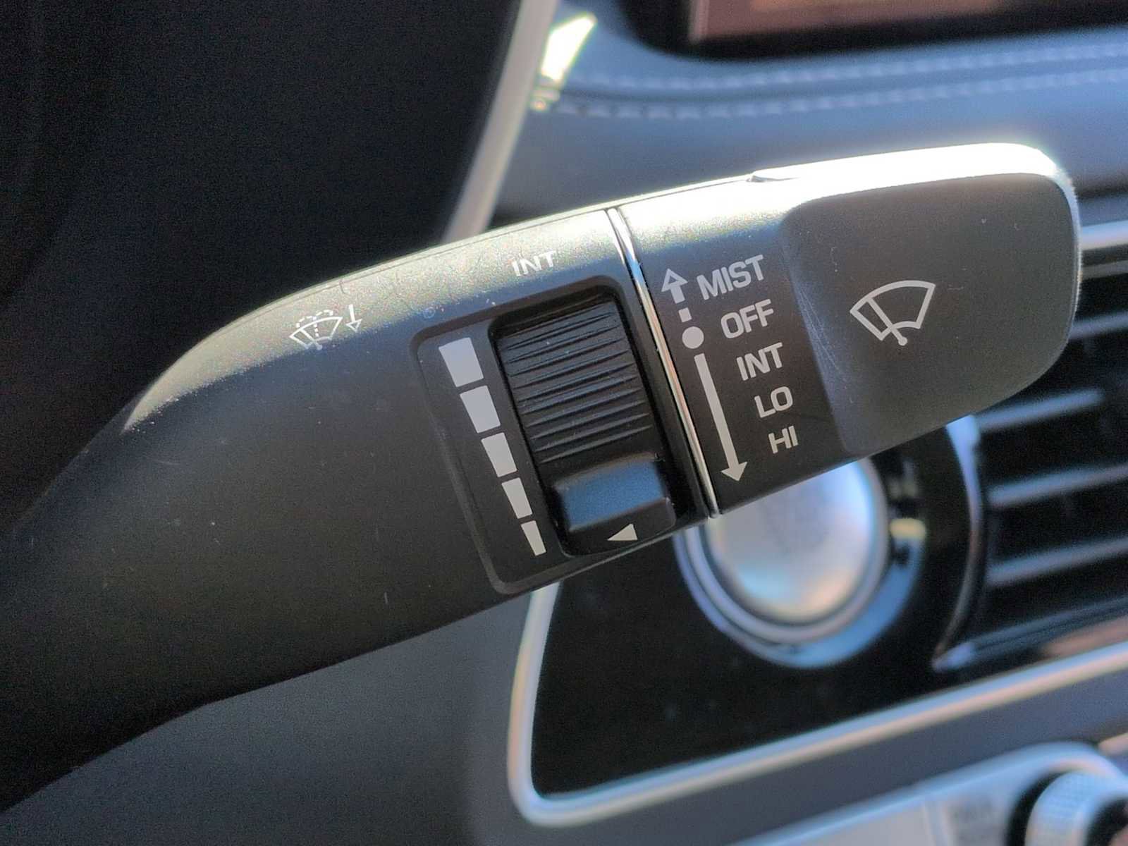 Used 2023 Genesis G70 2.0T image 26