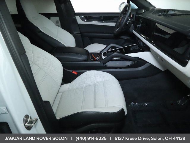 Used 2025 Porsche Cayenne GTS AWD/4WD image 32