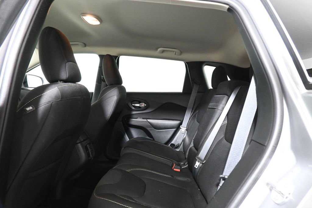 Used 2016 Jeep Cherokee Latitude w/ Cold Weather Group image 33