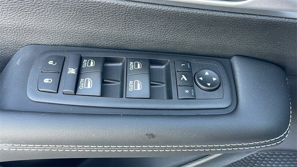 New 2025 Chrysler Pacifica Limited image 17