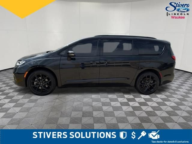 Used 2023 Chrysler Pacifica Touring-L w/ S Appearance Package AWD/4WD image 10
