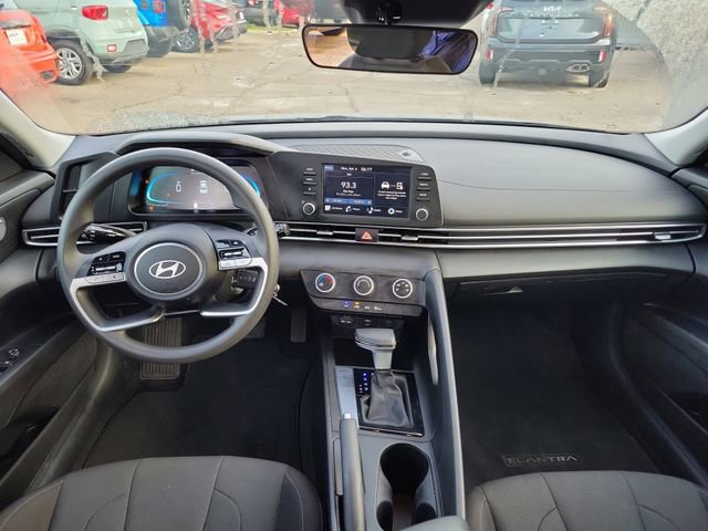 Used 2025 Hyundai Elantra SE FWD image 23