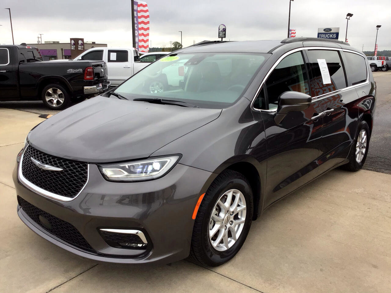 Used 2022 Chrysler Pacifica Touring-L image 7