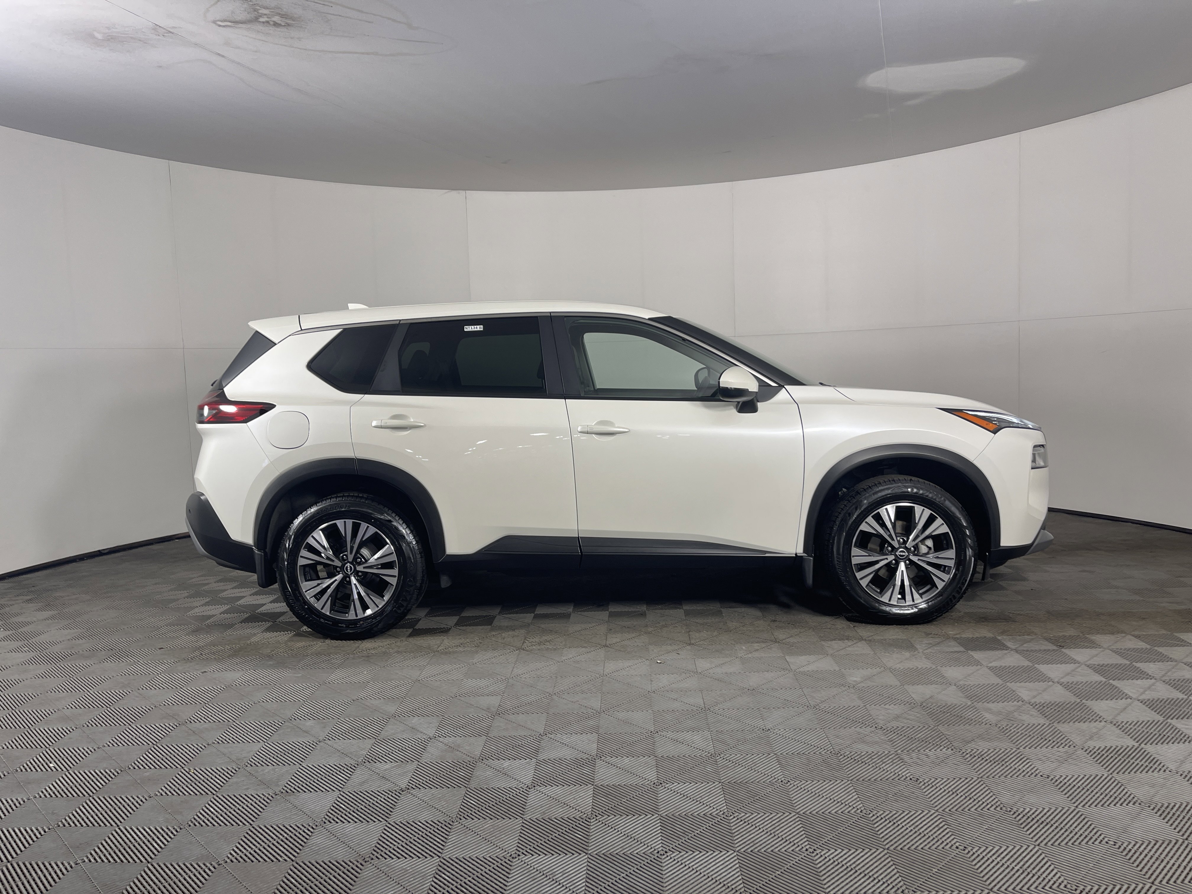 Used 2023 Nissan Rogue SV image 5