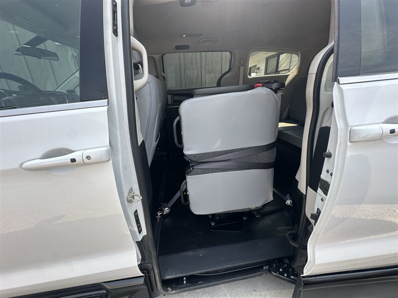 Used 2022 Chrysler Voyager LX FWD image 45