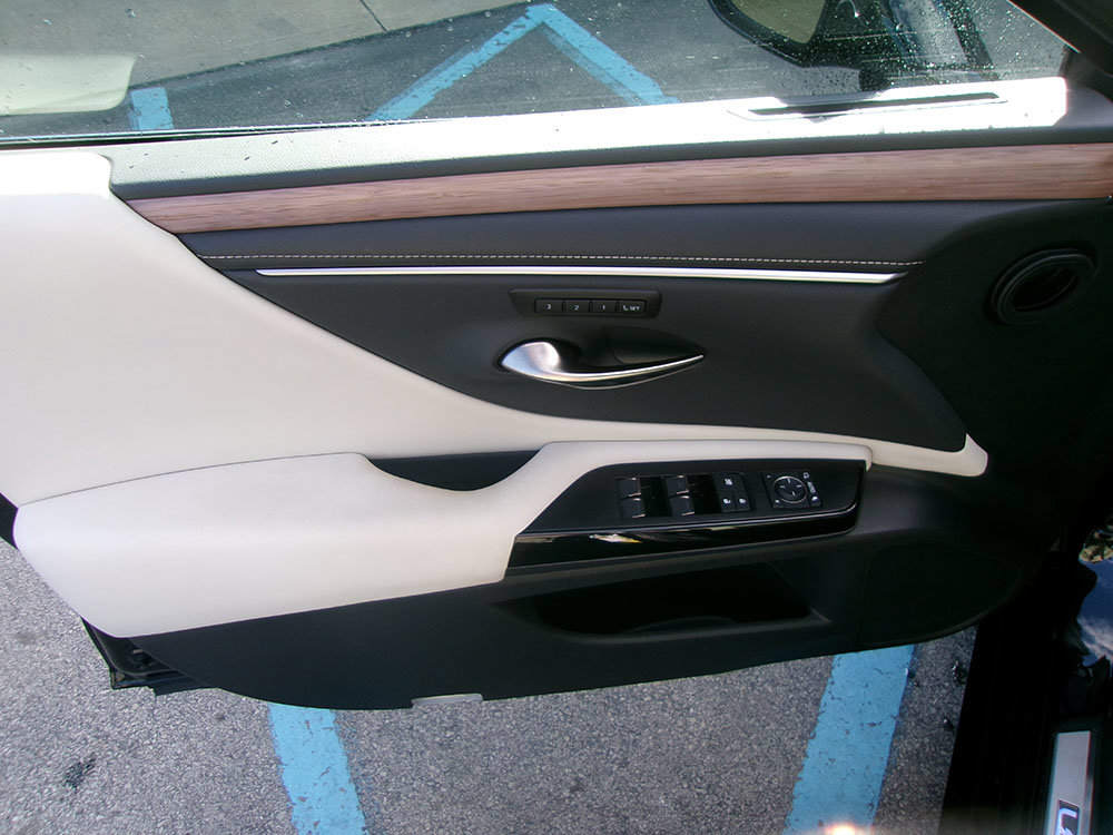 Used 2025 Lexus ES 300h w/ Premium Package FWD image 16