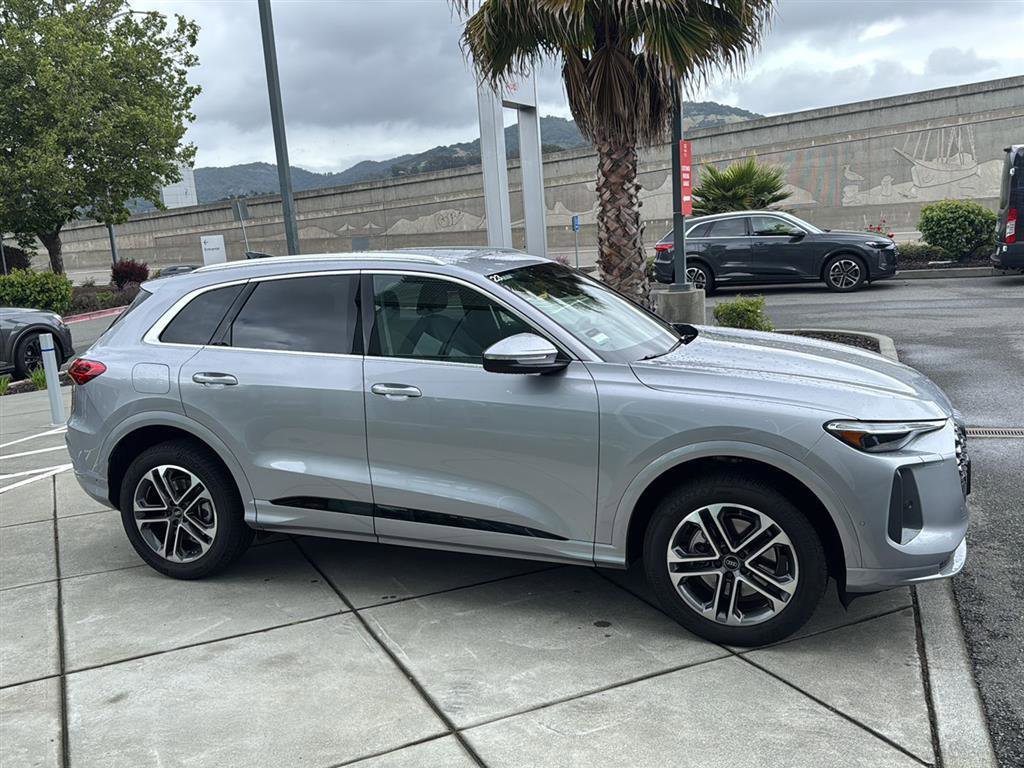 Used 2025 Audi Q5 Premium Plus w/ Premium Plus image 5