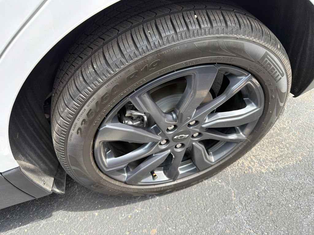 Used 2023 Chevrolet Equinox RS FWD image 9